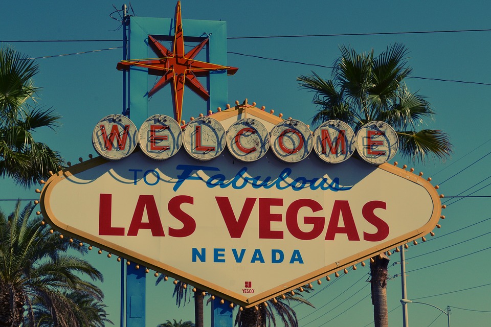 Las Vegas mayor calls for casinos to re-open