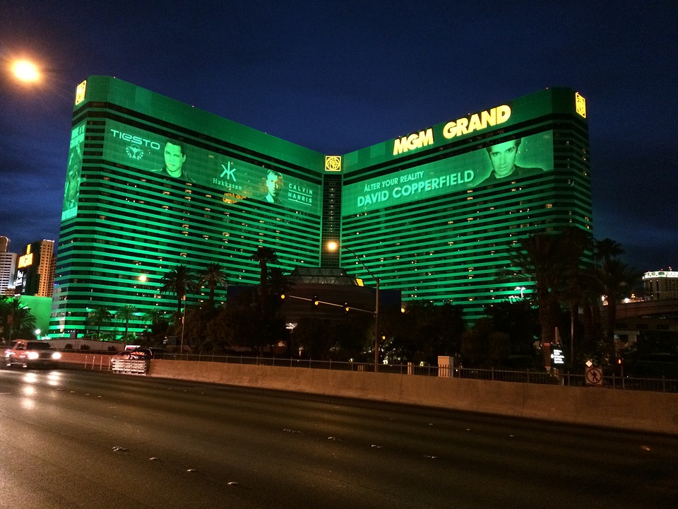 Bet on the spread: Las Vegas mayor wants casinos open now