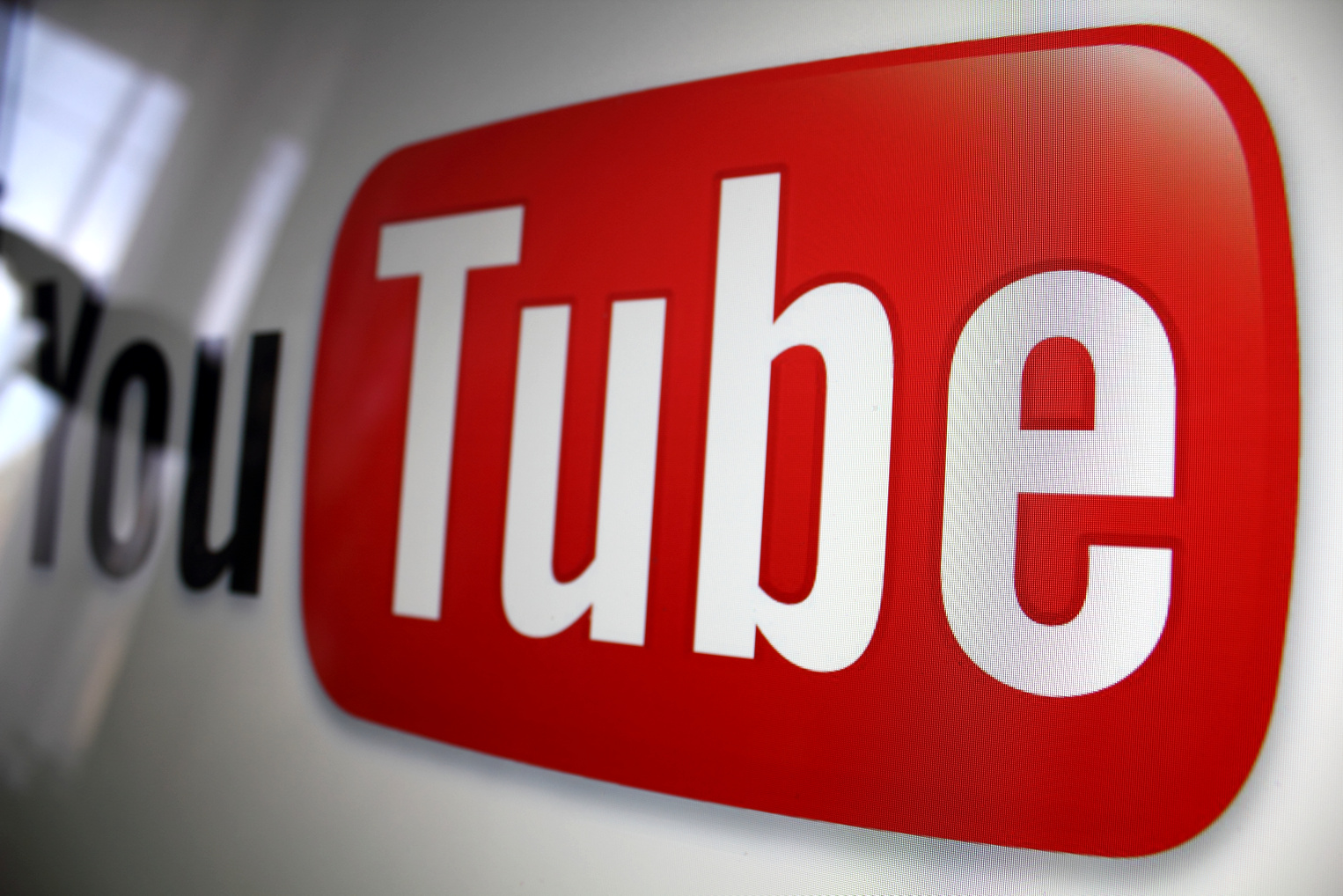 UK YouTube Personality Charged with Promoting Gambling to Minors